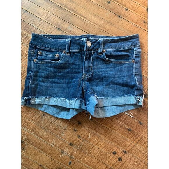 American Eagle cuffed dark wash size 6 shortie Daisy Duke shorts - Picture 1 of 3